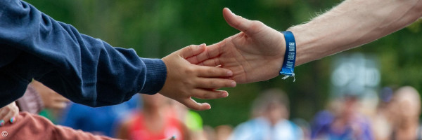 Jung und alt klatschen ab