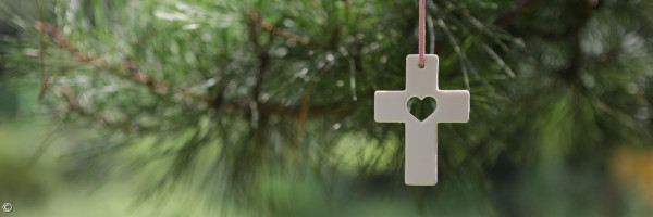 Kreuzanhänger an Nadelzweig